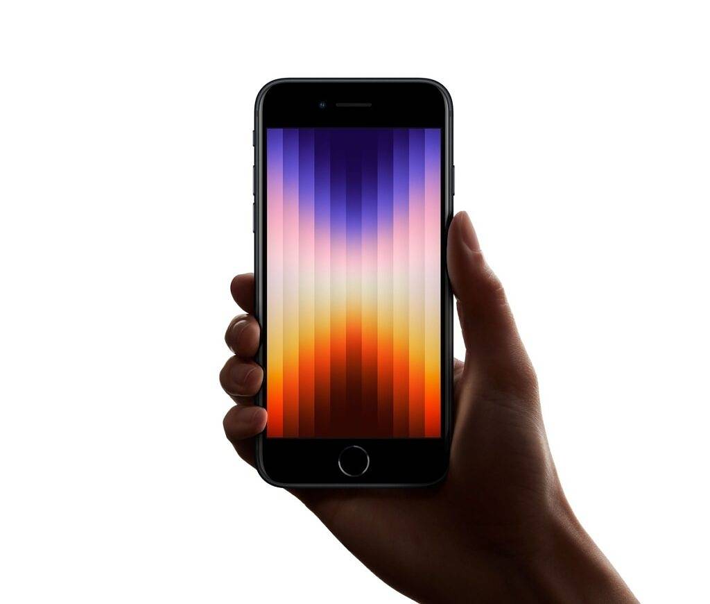 iphone-se-3-2022-in-hand-on-white-background-1024x870-1 iphone-se-3-2022-in-hand-on-white-background-1024x870-1