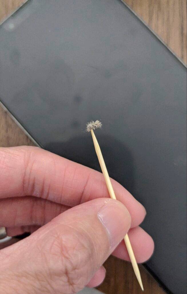 clean-iphone-charging-port-654x1024-1 clean-iphone-charging-port-654x1024-1