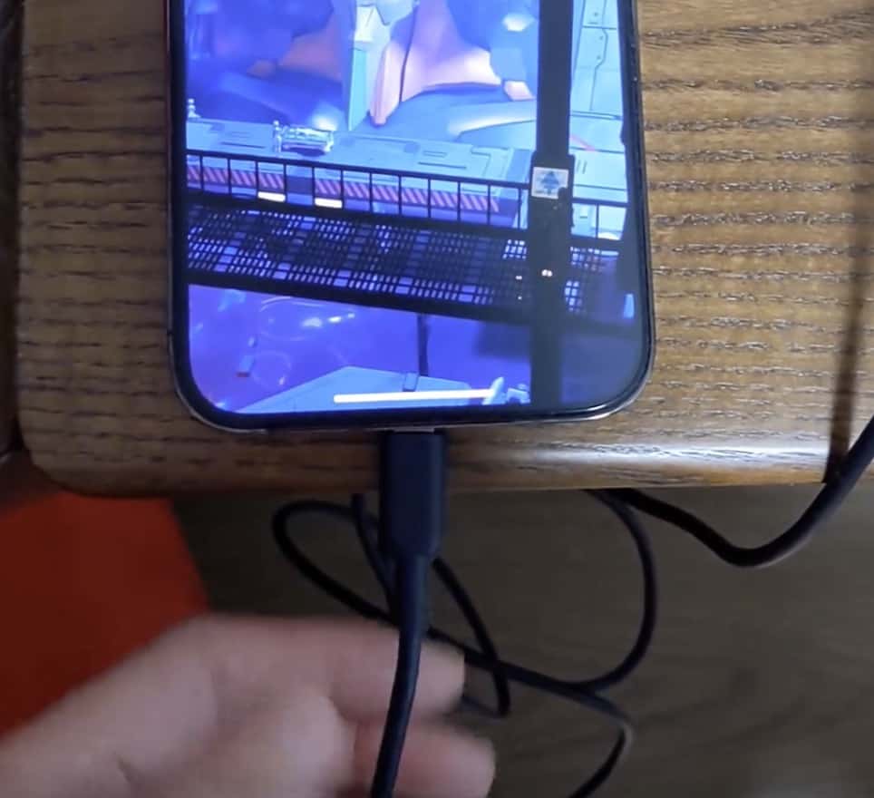 clean-iphone-charging-port2 clean-iphone-charging-port2
